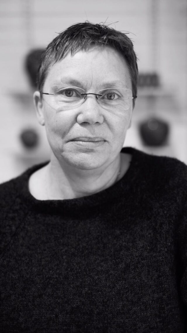 Nye unikke værker er landet i Clay Shop 🤩🔥

Nu har du chancen for at blive den første ejer af et helt unikt keramisk værk skabt af Bente Brosbøl Hansen.

Bente er en af Danmarks mest anerkendte keramikere. Siden sin uddannelse fra Birkerød Pottemageri i 1982 har hun vundet verdensmesterskabet i teknisk drejning hele 20 gange.

Hvert værk er håndlavet, unikt og bærer præg af en helt enestående faglighed.

Oplev værkerne i Clay Shop – eller køb dem nemt i CLAYs webshop, så længe de er på lager. 🤎🤎

#claycafeshop 
#keramik 
#unikakeramik 
#claykeramikmuseum